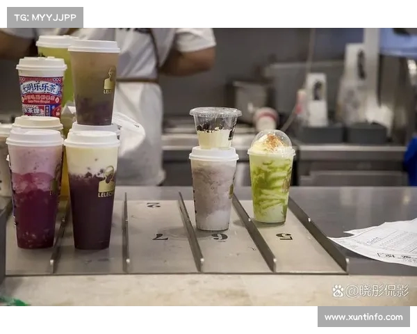 CoCo员工切西瓜时偷吃事件引发热议,店长承诺全力协助调查 CoCo员工切西瓜时偷吃事件引发热议,店长承诺全力协助调查